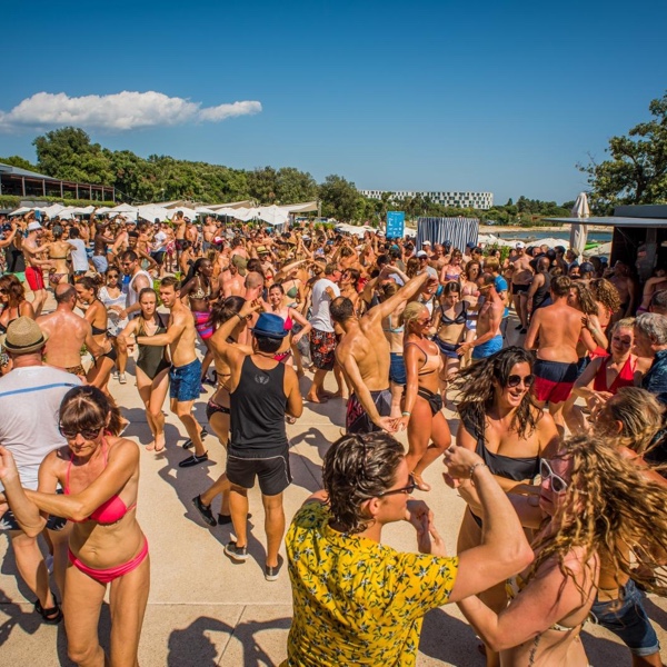 how-to-throw-a-beach-party-the-ultimate-guide