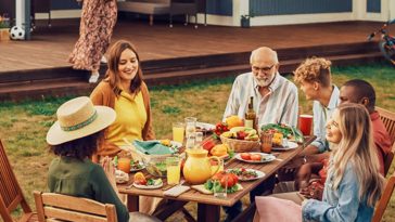 How to Throw a Outdoor BBQ Party - The Ultimate Guide - Decorations - Supplies - Food - Drink - Games - Ideas - Inspiration